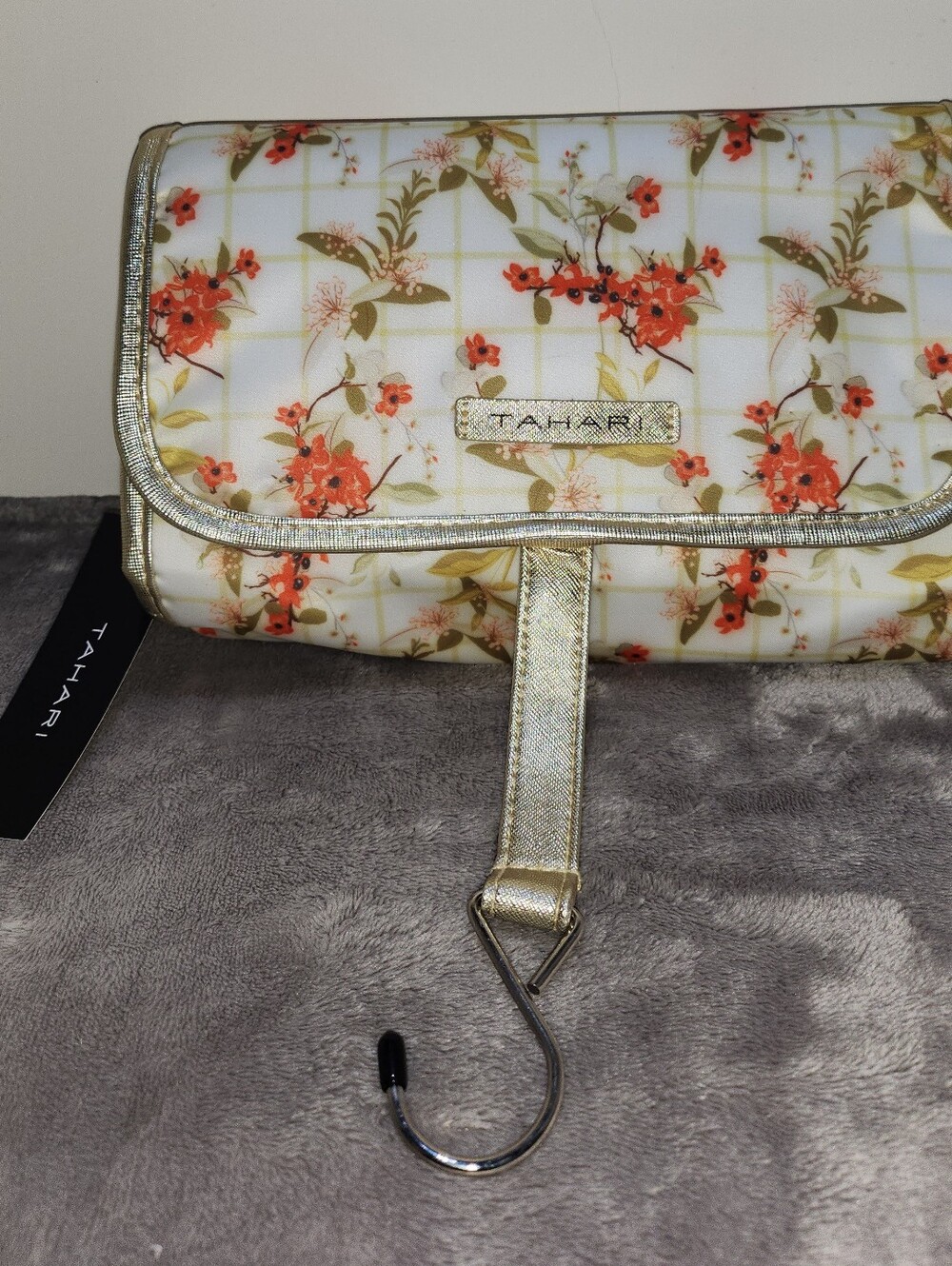 Tahari hanging travel cosmetic case